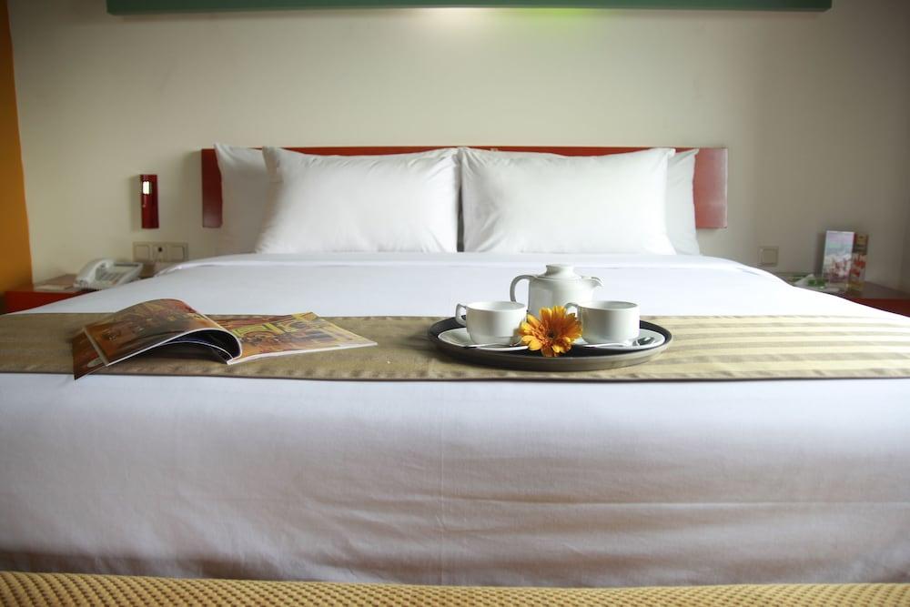 Sparks Life Jakarta, Artotel Curated Экстерьер фото