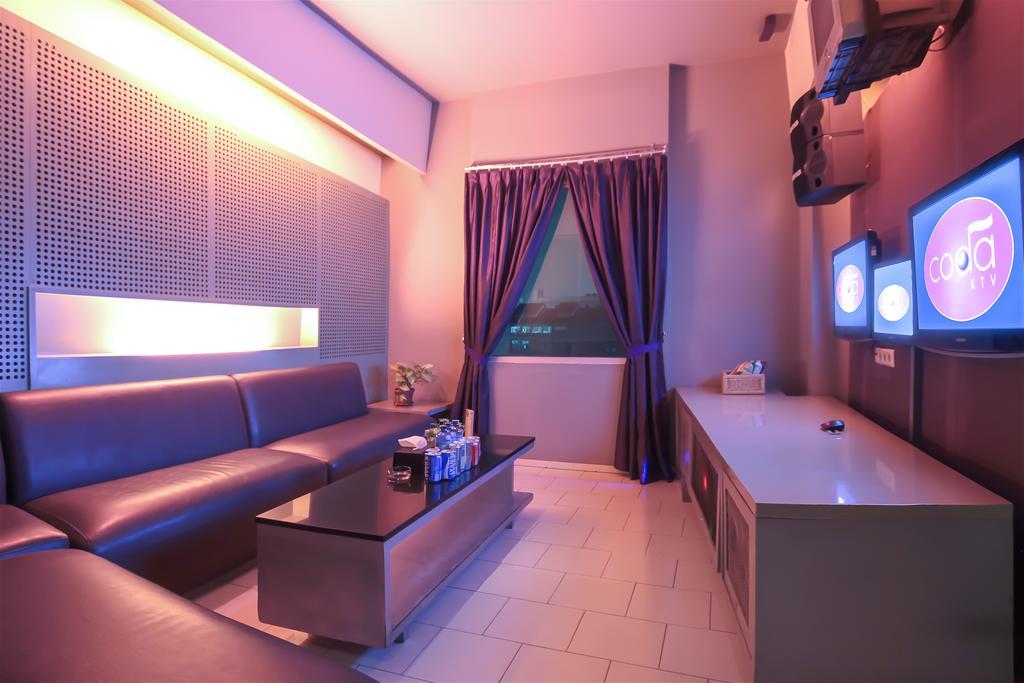Sparks Life Jakarta, Artotel Curated Экстерьер фото